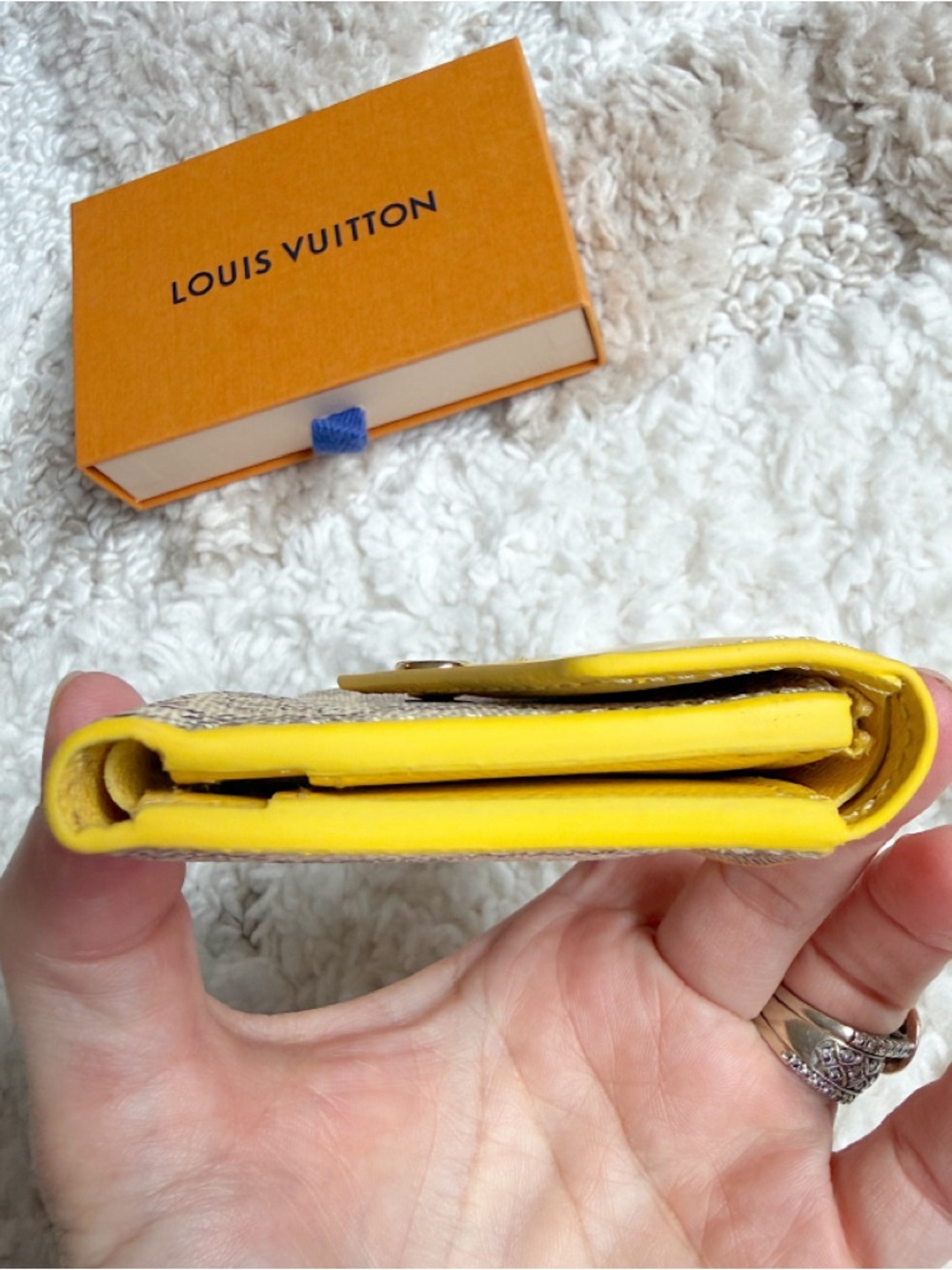 LOUIS VUITTON Jaune Pale Damier Azur Leather Canvas Zoe Compact Envelope Wallet - Picture 5 of 15